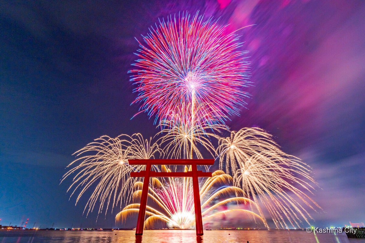 鳥居と湖との幻想的な競演! 茨城県鹿嶋市の花火大会とは? 観覧シートはふるさと納税返礼品に!