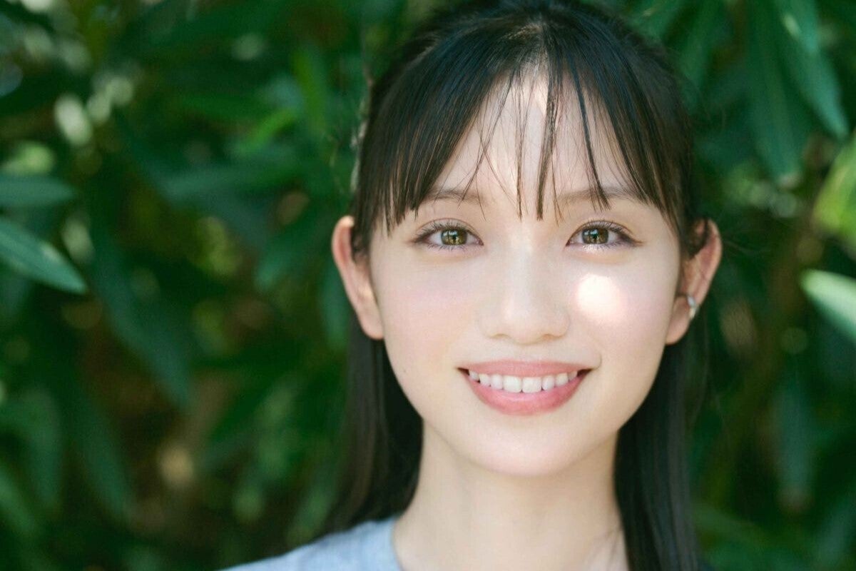 テレ東・田中瞳アナ、素顔満載の初エッセイ発売決定! モードな衣装に身を包んだ姿も