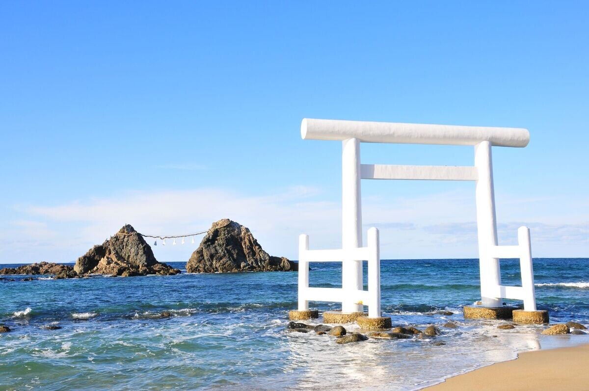 朝ドラ舞台の地・福岡県糸島市の夕日に染まる海岸線をドライブ! 豊かな食材はふるさと納税返礼品に