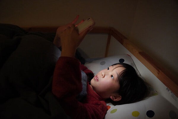 【子どもの睡眠不足】小中学生2割が眠る直前までスマホを使用、「スマホをさわりながら寝落ち」の声も