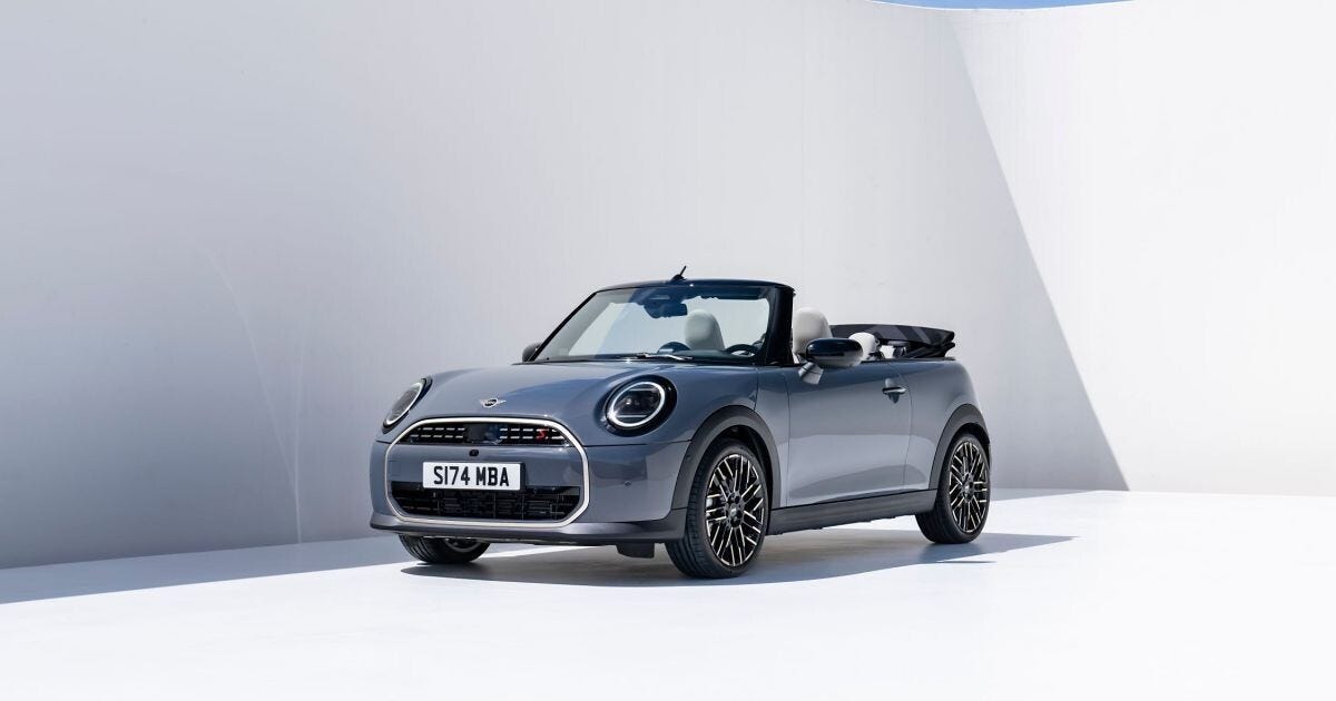 MINI、電動ソフトトップ装備のオープンモデル新型「MINI COOPER CONVERTIBLE」