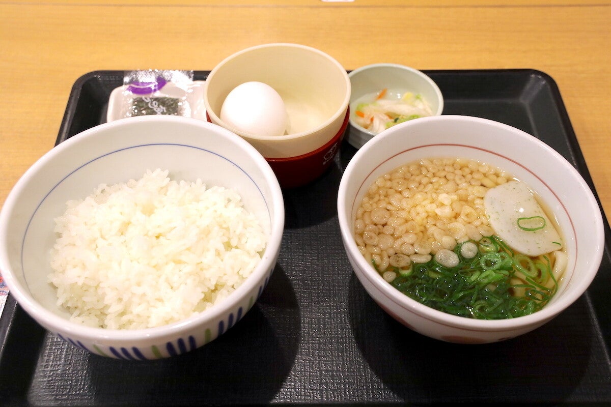 290円から楽しめる“なか卯”朝食メニューがアツい! みそ汁を温うどん(小)に変更して「こだわり卵朝食」を実食