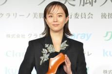 比嘉愛未、超ミニスカで美脚披露「短すぎましたかね(笑)」 美脚大賞に喜び