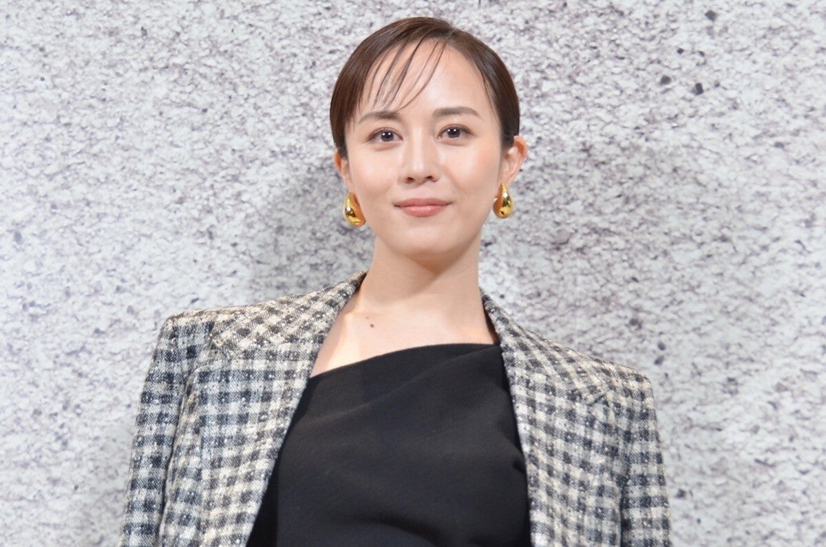 比嘉愛未、デコルテのぞく“二面性”コーデで笑顔「すごく気に入ってます」