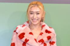 山田優、圧巻美脚を披露　ハート柄コートをワンピ風に着こなし笑顔