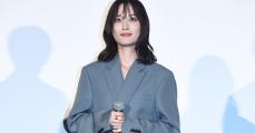 山下美月、美脚のぞかせるジャケットスタイル　同世代俳優らとの共演で「若返った」