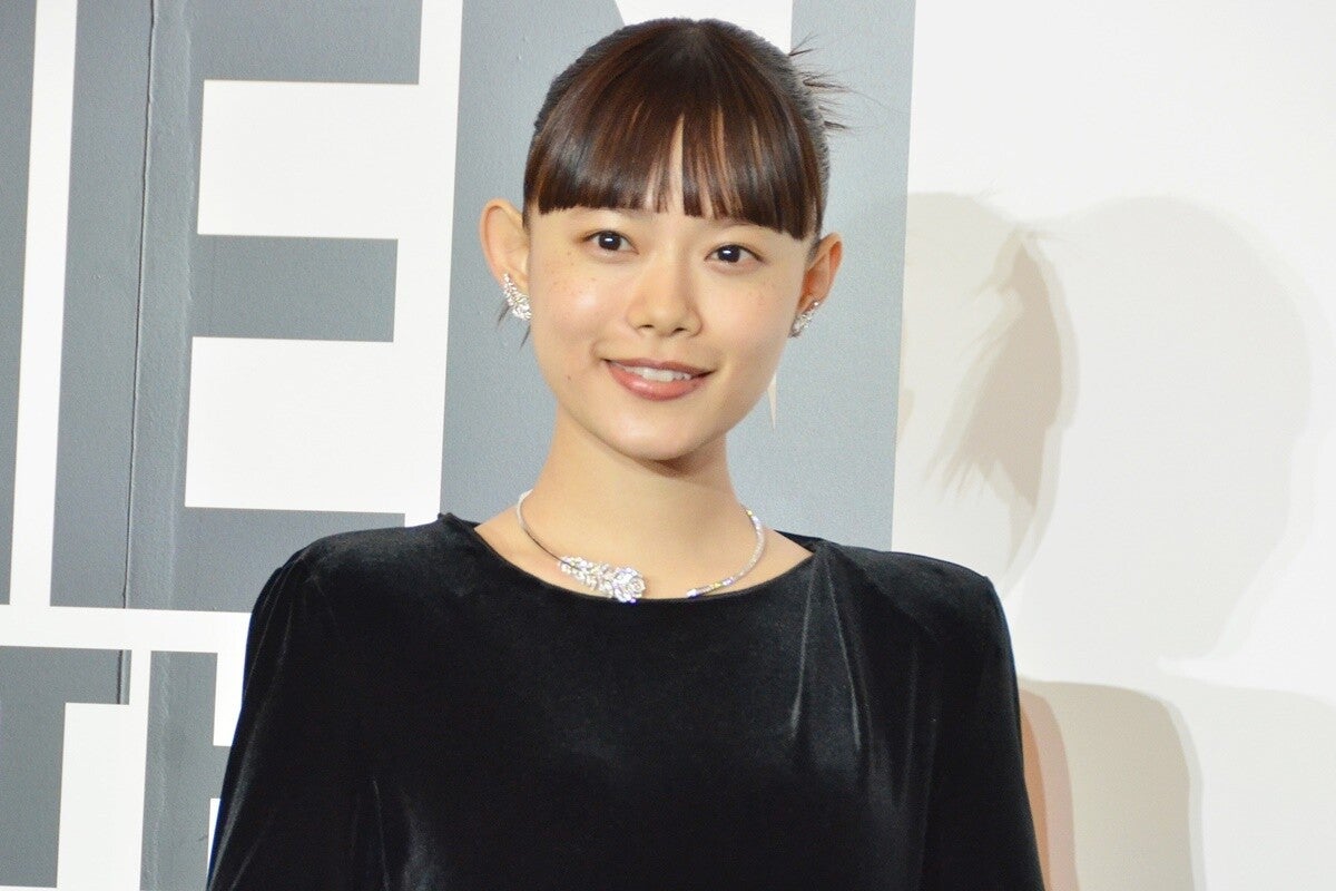 杉咲花、上品なドレス姿で魅了　2024年は「素晴らしい巡り合わせの連続だった」