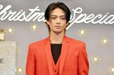 岩瀬洋志、真っ赤なスーツ姿を披露　クリスマスイブは「ファンの皆様と楽しく」