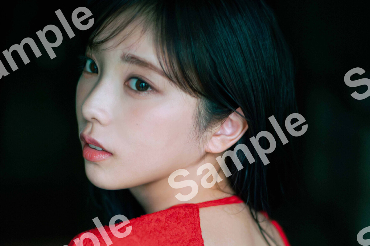 乃木坂46卒業発表の与田祐希、“美背中あらわ”の赤ドレス「写真集の中でも…」