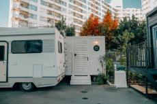 横浜にキャンピングカー&ととのう体験を楽しむ「GLAMPING HUB」がオープン