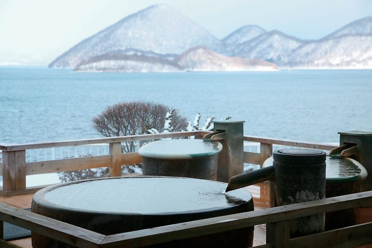 【北海道】冬の絶景スポット4選 - 温泉露天風呂、修道院、展望台カフェ