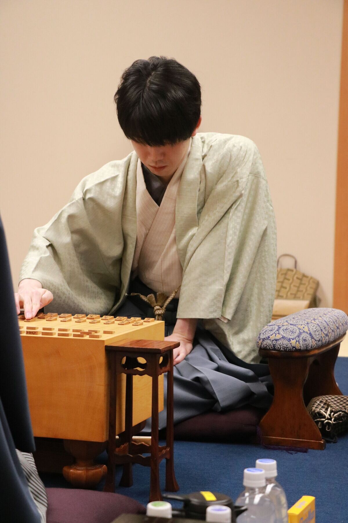 勝敗分けた胆力勝負　藤井棋王が20代対決を制し３連覇に向け好発進　第50期棋王戦コナミグループ杯五番勝負第１局