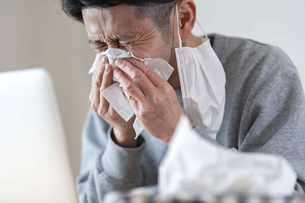 花粉症の鼻水は何色? 鼻水の色・状態別に考えられる病気の例を解説