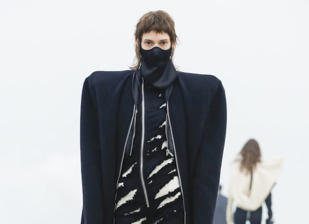 自らの衣服を引き裂くことは怒り、もしくは深い悲しみの行為。Rick Owens FW21 GETHSEMANE WOMEN’S