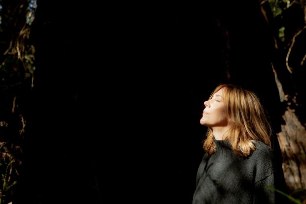 「愛を見つけるためには、孤独な時間が必要だと思う」Interview with Beth Orton about “Weather Alive”