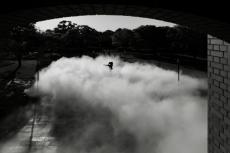 ウルフ賞を受賞した現代美術家・中谷芙二子が姫路市立美術館前庭で「霧の彫刻」を制作。「風景を聴く」をテーマに新たな時空が創出される