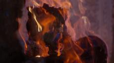 「火」をモティーフに描かれる映像世界、立体作品、インスタレーション。ハルーン・ファロッキ、ウィル・ローガン、ヴァジコ・チャッキアーニ、アピチャッポン・ウィーラセタクンによるSCAI PIRAMIDE SCREENING PROJECT vol. 2 – Inextinguishable Fire