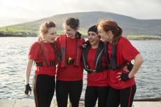 作家サミュエル・ベケットの人生を描いた『まずは踊れ』、ボート競技に賭ける女性たちの物語『あのボートに乗って』など「アイルランド映画祭2024」が開催