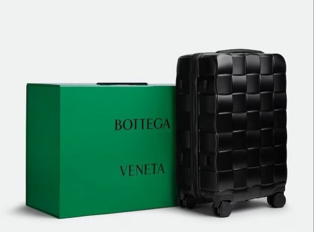 Bottega Venetaより軽量ポリカーボネートにイントレチャートのエンボス加工が施された、トロリー「オデッセイ」がローンチ