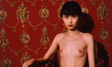 仏写真家ベッティナ・ランスが撮った日本人モデルの姿、写真展『密室』開催
