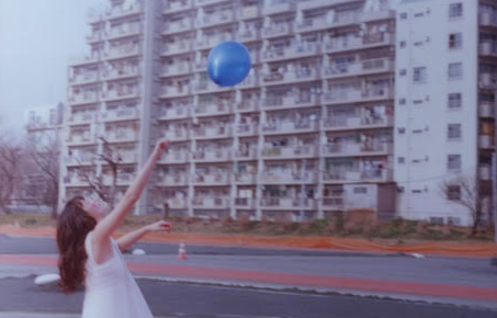 東京とロンドンを拠点に活動するフォトグラファー、ニコ・ペレズ写真展「Chasing Blue」開催