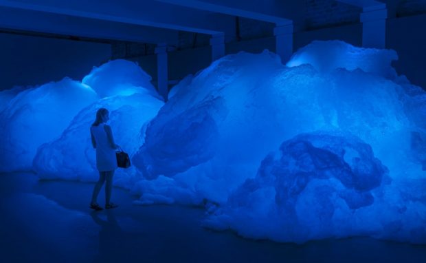 泡と光のインスタレーション　世界的に活躍する彫刻家 名和晃平の作品「Foam」を無料公開