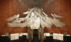 ベルリン在住の日本人アーティスト塩田千春の大規模展覧会が森美術館で開催中