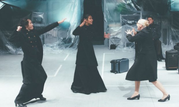 ロシアの劇団「レッドトーチ・シアター」初来日、全編手話の話題作『三人姉妹』を東京芸術劇場で上演