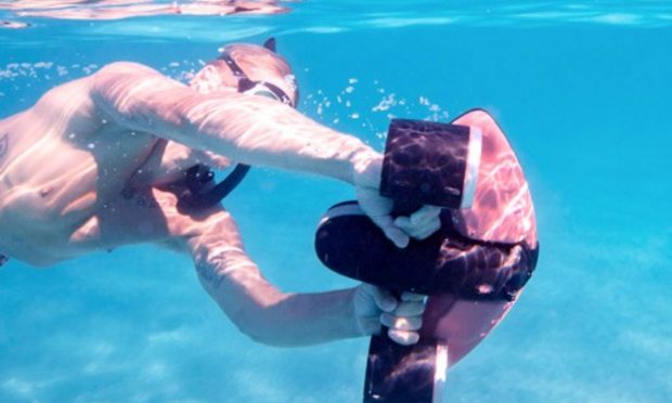 マリンレジャーをより自由に楽しめる水中スクーター「SUBLUE Seabow」