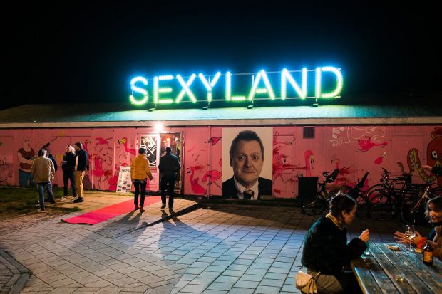 .nl Issue:アーティストとオーディエンスという境界を無くし、誰もがホストとしてステージに立てるクラブ“SEXYLAND”創設者 Aukje Dekker／Interview with Aukje Dekker founder of Sexyland