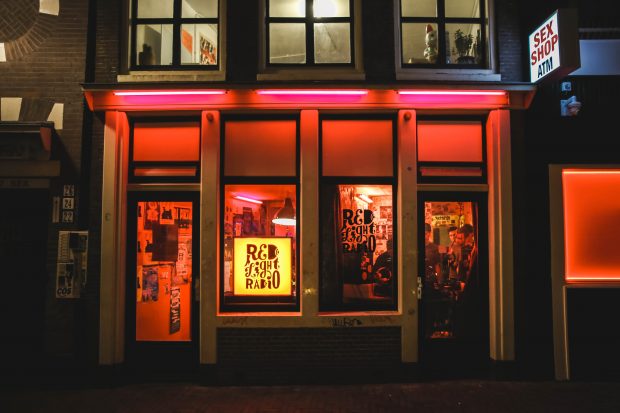 .nl issue:オーディオ愛好家のバー、レコードショップ、商品開発などの新しいベンチャーに進出する、実験的メンタリティを持ったオンラインラジオRed Light Radio／ interview with Hugo van Heijningen, founder of Red Light Radio
