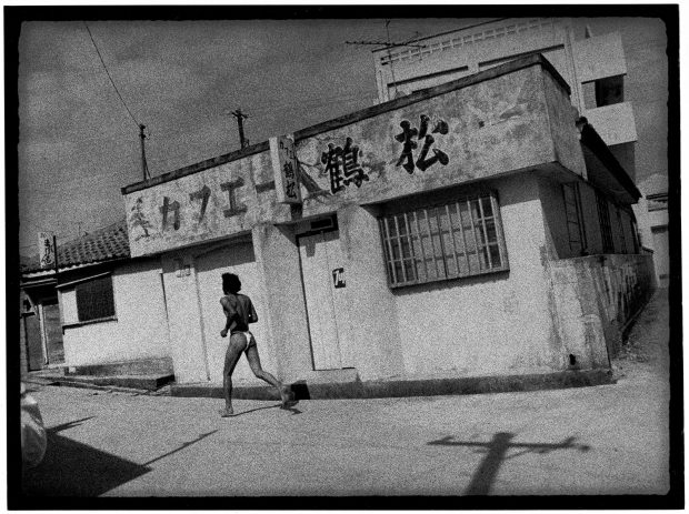 1974年の沖縄。森山大道による展覧会「沖縄 s49」