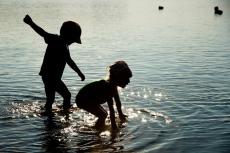 浅瀬で遊ぶ少女たちに「巨大な影」が接近...テキサスの湖で撮影されたパニック映像