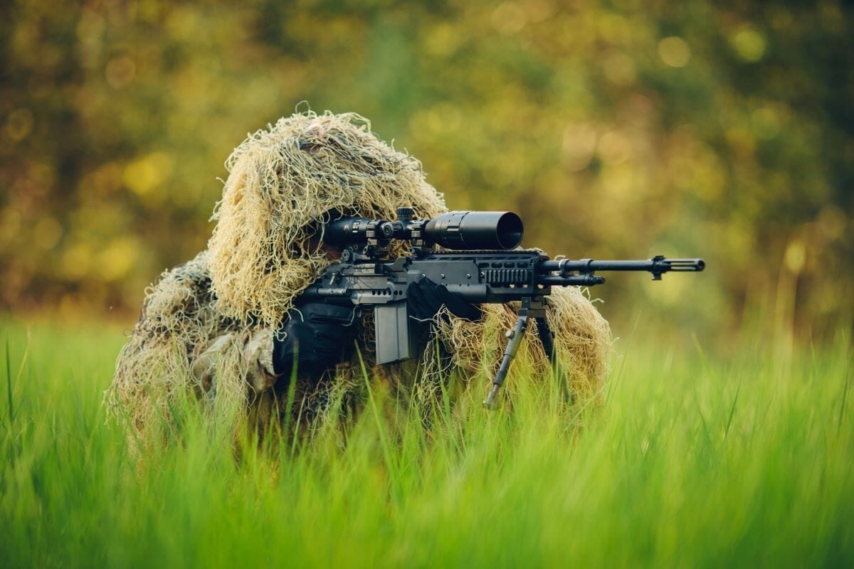 ウクライナが誇る「ゴースト」のスナイパー、1.5km先の敵兵を狙撃する「神業」...司令官が動画を投稿