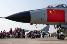 ヤバすぎる中国軍機の「あおり飛行」...信じがたいほど危険な「異常行動」の瞬間の映像を公開