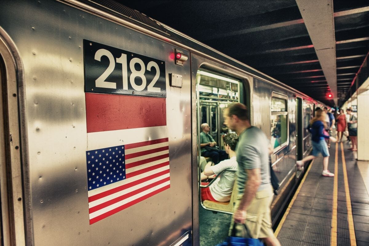 ニューヨークの地下鉄にホームドア導入は可能か？