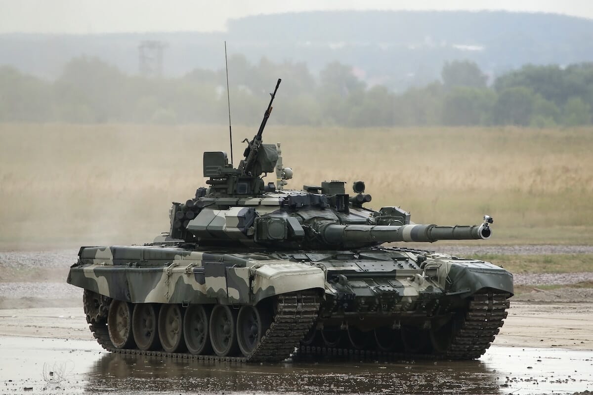 ウクライナがFPVドローンでロシアのT-90戦車を破壊...衝撃の爆破シーン