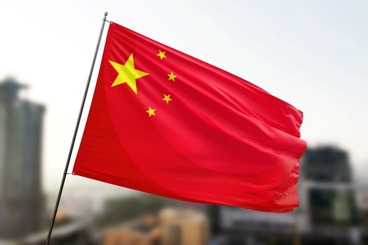 これがメイド・イン・チャイナ!?「中国国旗」に火をつける女性...意外な展開を見せる動画が米国でバズる