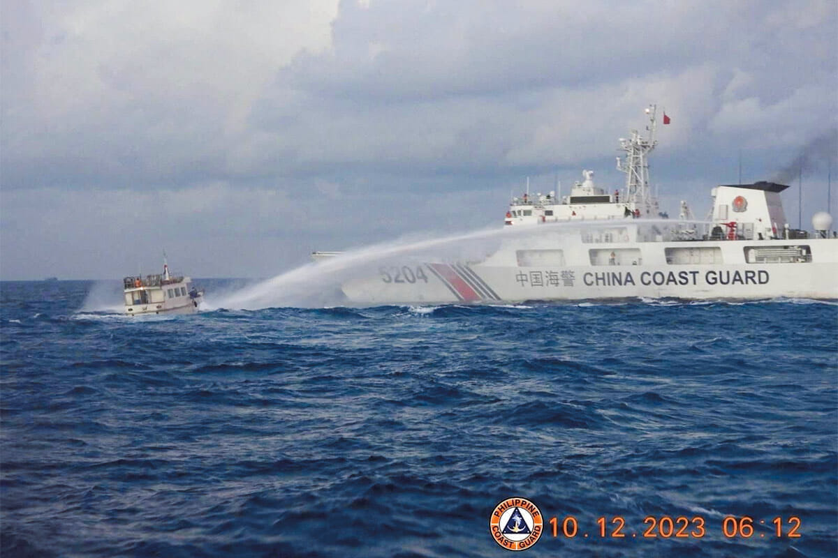 南シナ海で中国がフィリピン船舶を威嚇する「本当の狙い」...西側企業の「フレンドショアリング」潰し
