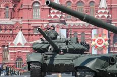 ロシア主力戦車を「一瞬で灰燼に帰す」ウクライナ軍ドローン攻撃の瞬間...T-72B3が跡形もなくバラバラに
