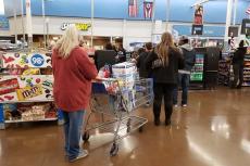 あまりの激しさで上半身があらわになる女性も...スーパーで買い物客7人が「大乱闘」を繰り広げる動画が話題に
