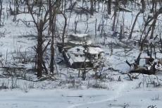 ウクライナのドローンがロシアの戦車を攻撃...乗り捨て逃げる兵士たちの姿
