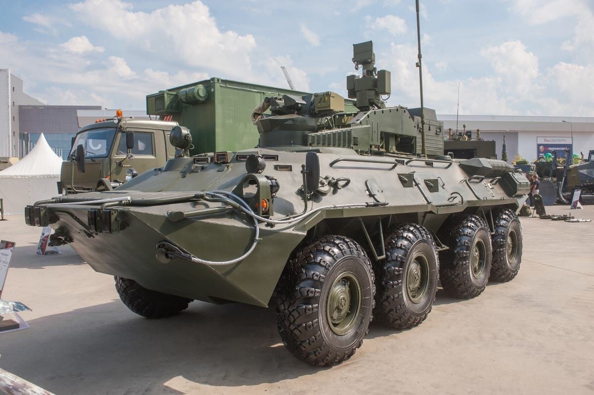 アウディーイウカ近郊の「地雷原」に突っ込んだロシア装甲車2台...同時に地雷を踏んだ瞬間をウクライナが公開