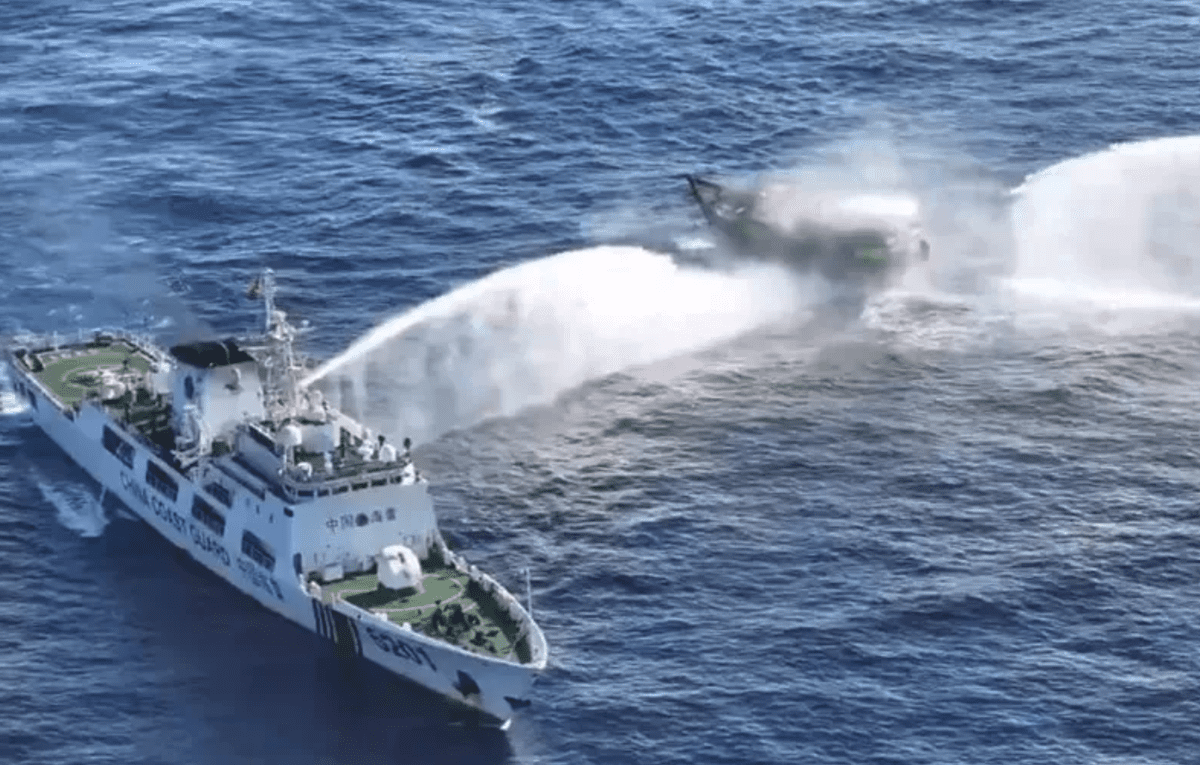 中国海警局がフィリピン船に放水銃発射や衝突攻撃、南シナ海でエスカレートする妨害行為