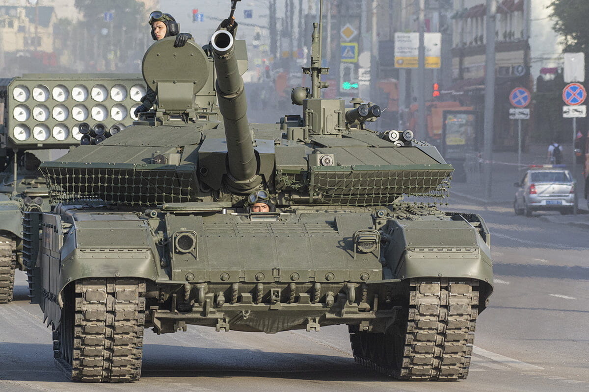 ハッチから侵入...ウクライナのFPVドローンが「450万ドルの戦車」を爆破する瞬間