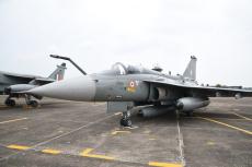 インド国産の戦闘機「テジャス」が初の墜落事故...パイロットはパラシュートで脱出　緊迫の現場映像