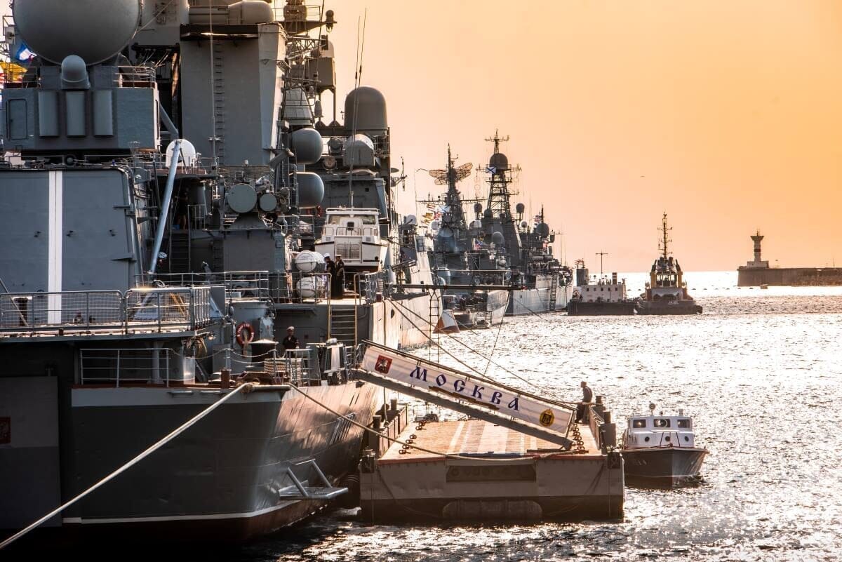ウクライナ軍のドローンに悩むロシア黒海艦隊...「地面に艦船の絵」を描いて敵の目を欺く新作戦を決行