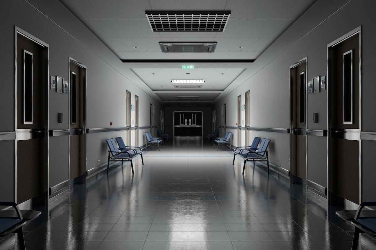 夜勤の病院職員が気付いた「あるはずのない写真」の出現