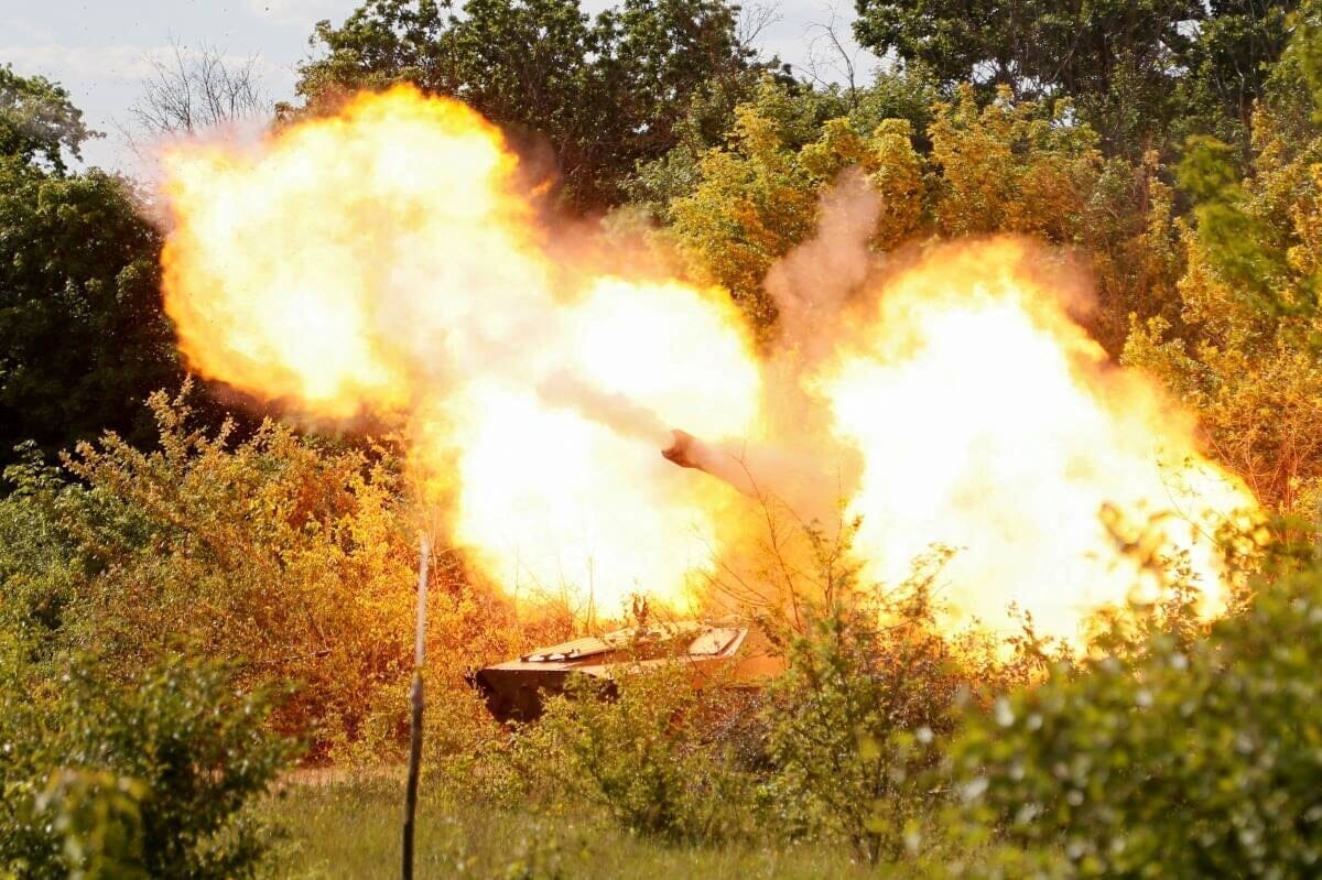 ロシアの取材クルー、東部ルガンスク州の「激戦地」でウクライナ軍の爆撃を受けた瞬間の「緊迫映像」公開