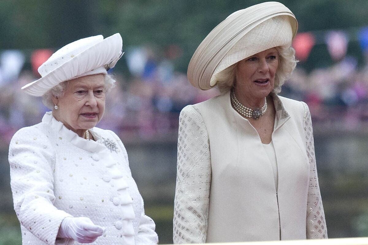 「結婚に反対」だった？...カミラ夫人とエリザベス女王はなぜ「白い服」で結婚式に参列したのか